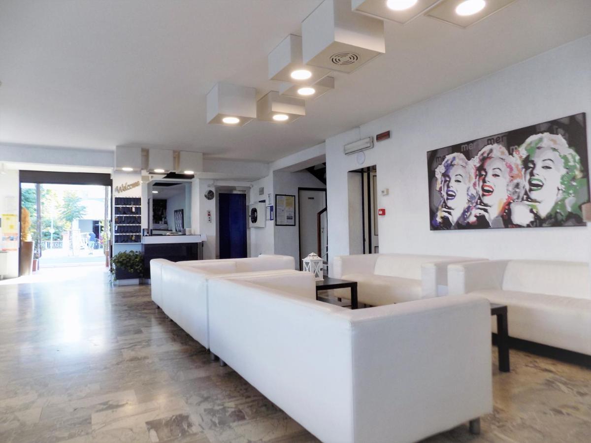 ריצ'יונה Hotel Diplomatic מראה חיצוני תמונה